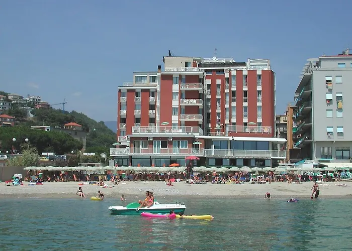 Eccellente Hotel 3 Stelle Sulla Spiaggia Di Laigueglia